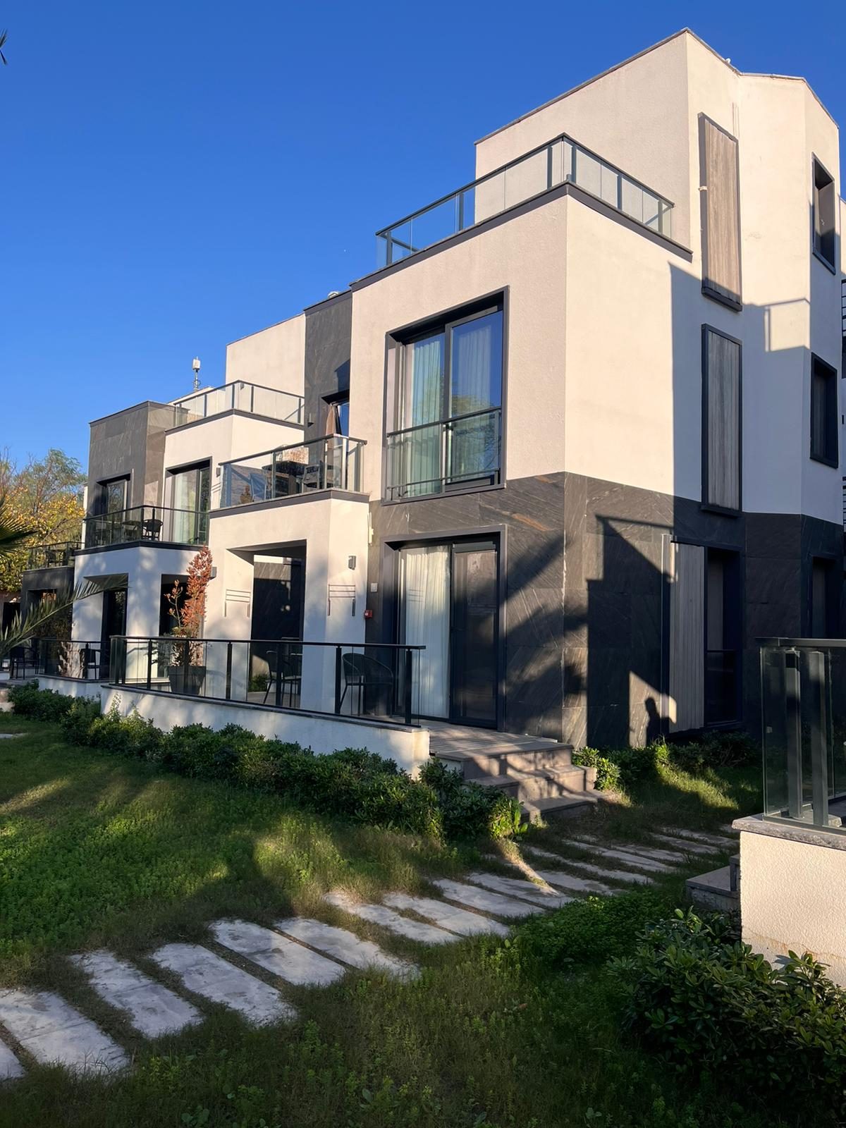 Surman Hotel beyaz mimari cephe